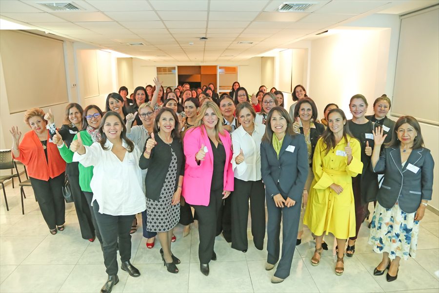 Grupo de participantes al cierre de un encuentro de liderazgo